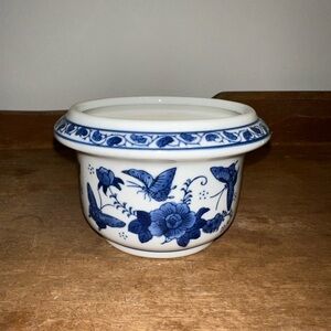 Blue & White Floral/Butterfly Porcelain Pot